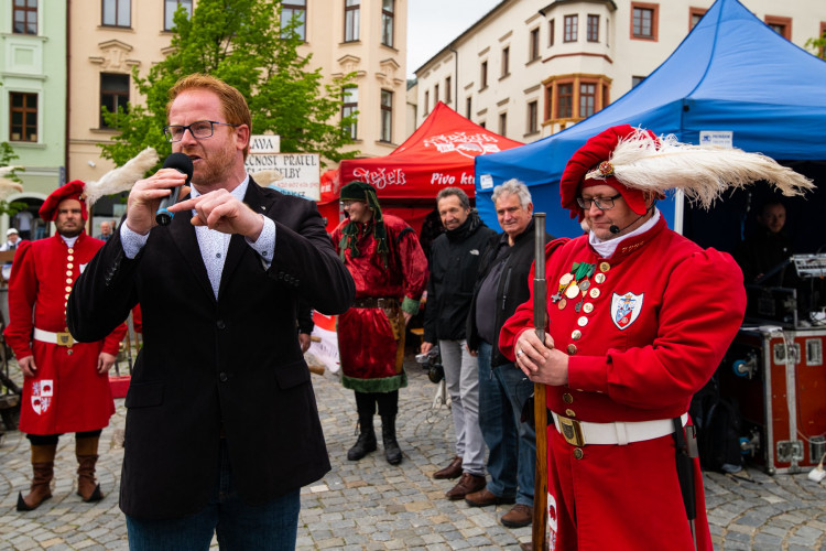 Rekordní salva z historických zbraní