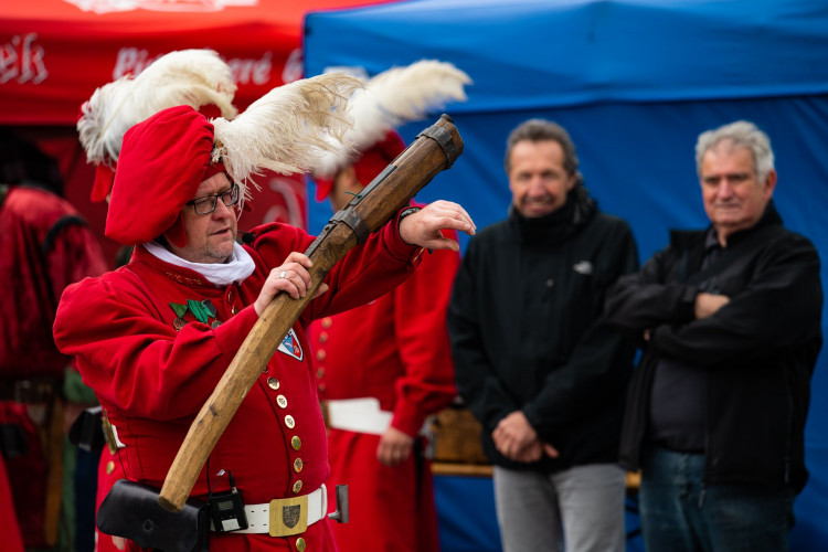 Rekordní salva z historických zbraní