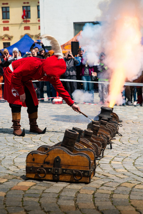 Rekordní salva z historických zbraní
