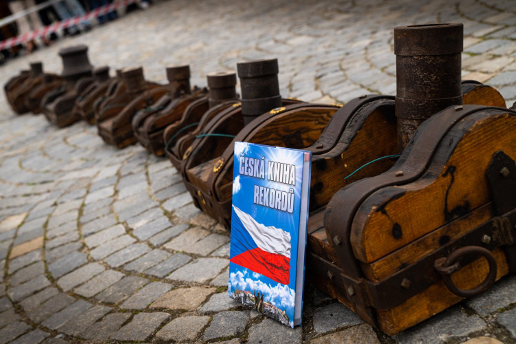 Rekordní salva z historických zbraní