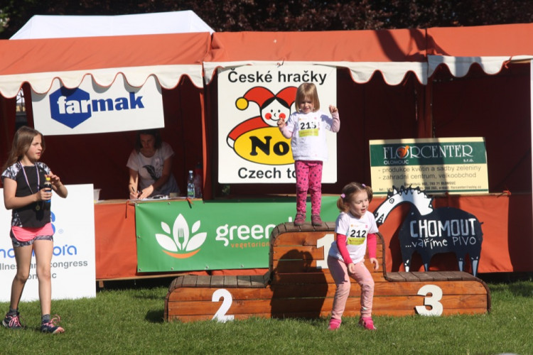 FOTOGALERIE: V parku se konal pátý ročník charitativní akce Jeden běh nestačí. Podívejte se na fotky!