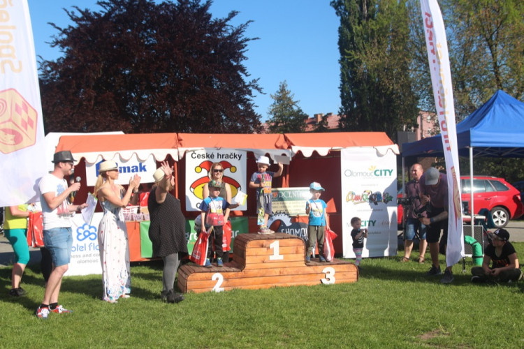 FOTOGALERIE: V parku se konal pátý ročník charitativní akce Jeden běh nestačí. Podívejte se na fotky!