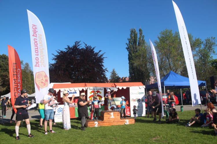 FOTOGALERIE: V parku se konal pátý ročník charitativní akce Jeden běh nestačí. Podívejte se na fotky!