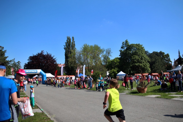 FOTOGALERIE: V parku se konal pátý ročník charitativní akce Jeden běh nestačí. Podívejte se na fotky!