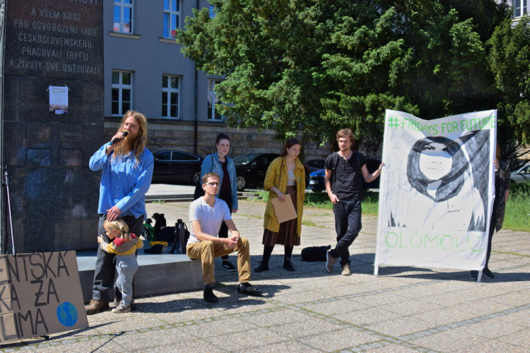 FOTOGALERIE: Žádná škola, klima volá, křičeli studenti. Středoškoláci v Olomouci stávkovali za lepší klima