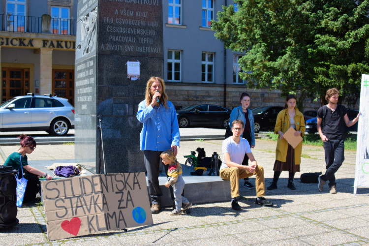 FOTOGALERIE: Žádná škola, klima volá, křičeli studenti. Středoškoláci v Olomouci stávkovali za lepší klima