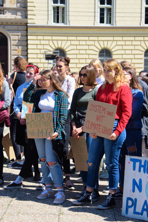 FOTOGALERIE: Žádná škola, klima volá, křičeli studenti. Středoškoláci v Olomouci stávkovali za lepší klima