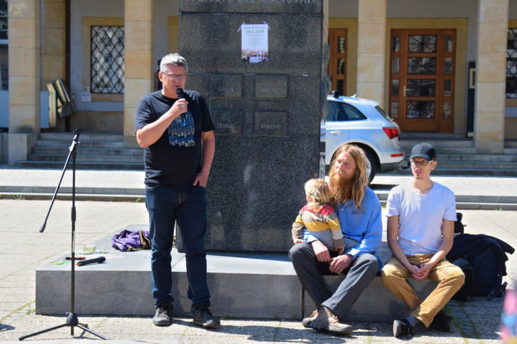 FOTOGALERIE: Žádná škola, klima volá, křičeli studenti. Středoškoláci v Olomouci stávkovali za lepší klima