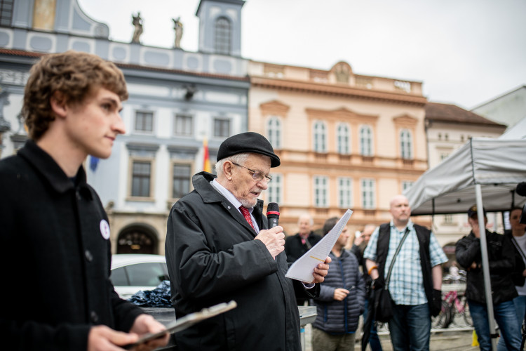 Protest na budějckém náměstí