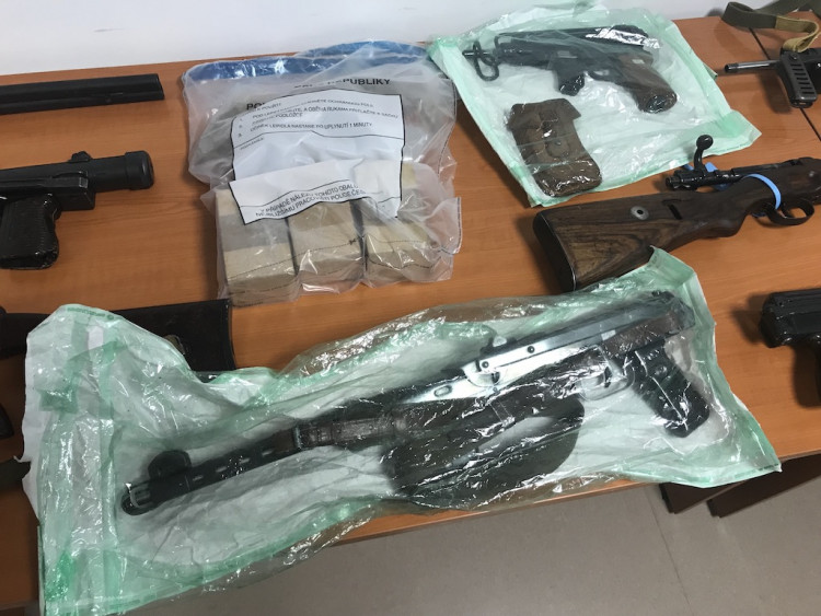 Policisté zadrželi devět mužů a velké množstí zbraní a střeliva
