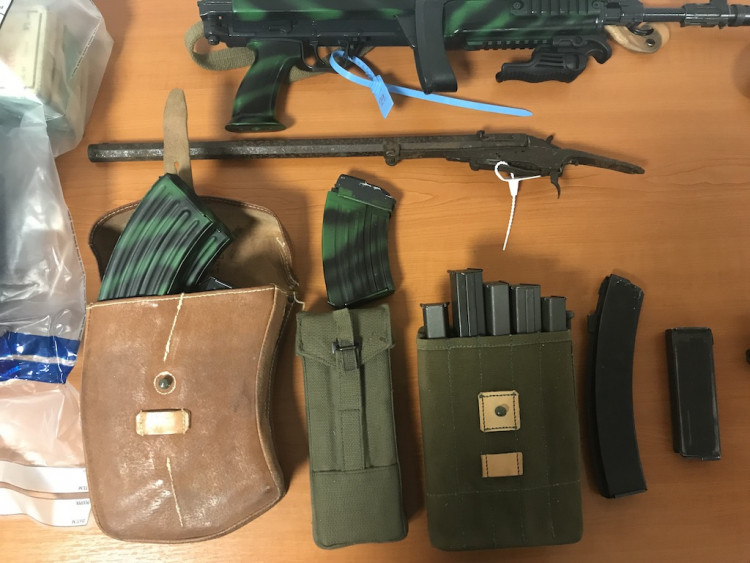 Policisté zadrželi devět mužů a velké množstí zbraní a střeliva