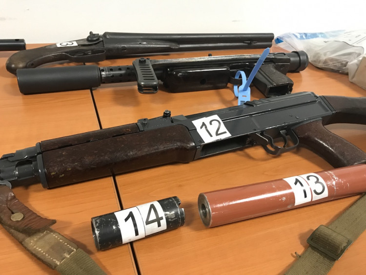 Policisté zadrželi devět mužů a velké množstí zbraní a střeliva