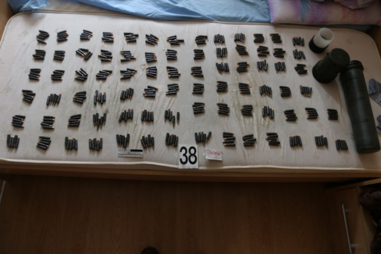 Policisté zadrželi devět mužů a velké množstí zbraní a střeliva