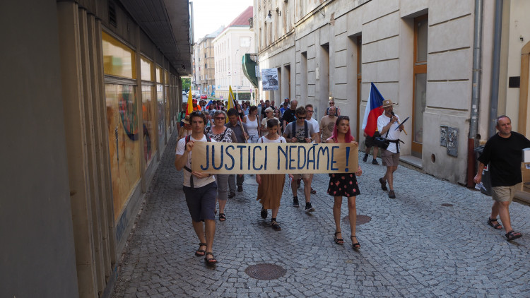 FOTOGALERIE: Na Horní náměstí přišly stovky lidí podpořit nezávilost justice, demonstrovalo se po celé republice