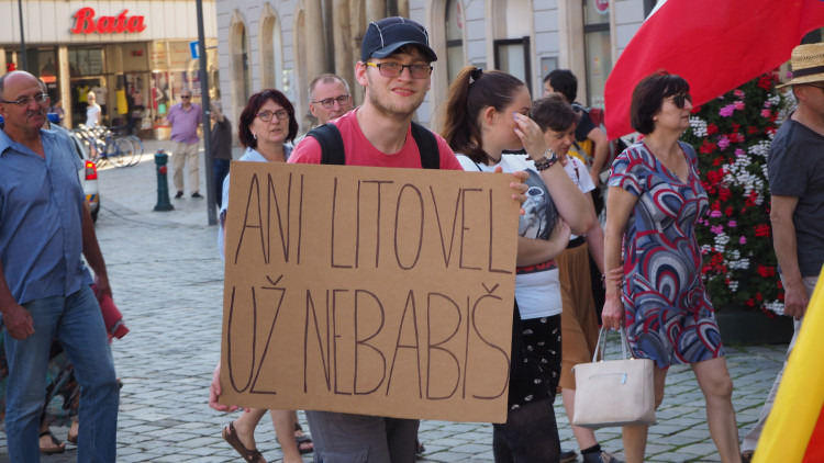 FOTOGALERIE: Na Horní náměstí přišly stovky lidí podpořit nezávilost justice, demonstrovalo se po celé republice