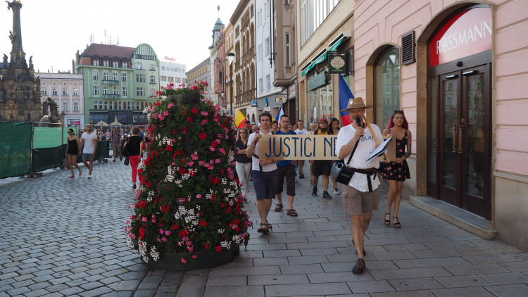 FOTOGALERIE: Na Horní náměstí přišly stovky lidí podpořit nezávilost justice, demonstrovalo se po celé republice