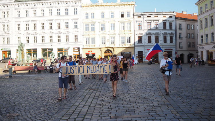 FOTOGALERIE: Na Horní náměstí přišly stovky lidí podpořit nezávilost justice, demonstrovalo se po celé republice