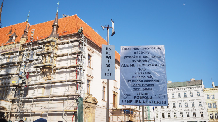 FOTOGALERIE: Na Horní náměstí přišly stovky lidí podpořit nezávilost justice, demonstrovalo se po celé republice