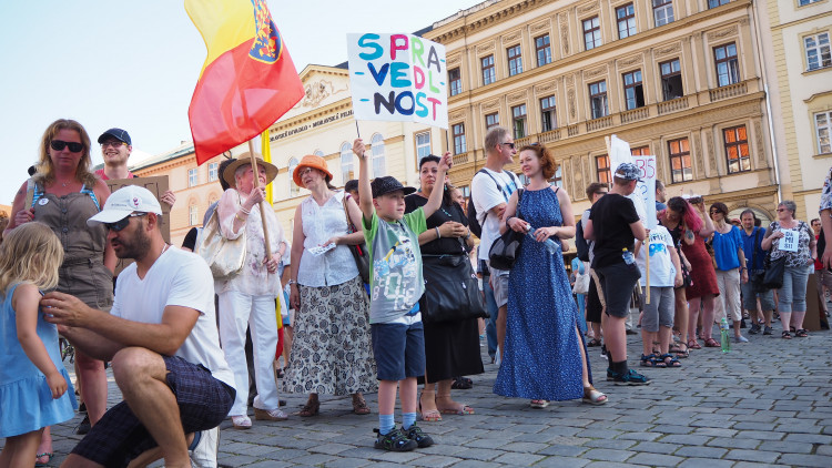 FOTOGALERIE: Na Horní náměstí přišly stovky lidí podpořit nezávilost justice, demonstrovalo se po celé republice