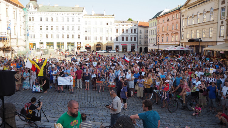 FOTOGALERIE: Na Horní náměstí přišly stovky lidí podpořit nezávilost justice, demonstrovalo se po celé republice