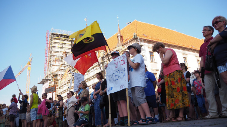 FOTOGALERIE: Na Horní náměstí přišly stovky lidí podpořit nezávilost justice, demonstrovalo se po celé republice