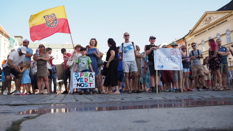 FOTOGALERIE: Na Horní náměstí přišly stovky lidí podpořit nezávilost justice, demonstrovalo se po celé republice