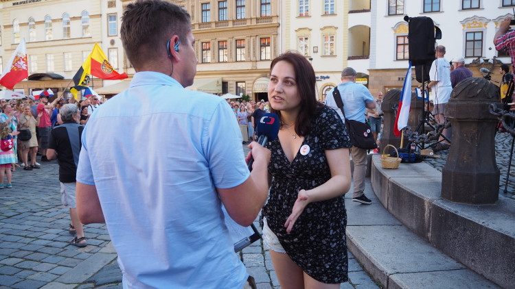 FOTOGALERIE: Na Horní náměstí přišly stovky lidí podpořit nezávilost justice, demonstrovalo se po celé republice