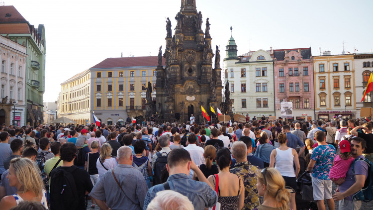 FOTOGALERIE: Na Horní náměstí přišly stovky lidí podpořit nezávilost justice, demonstrovalo se po celé republice