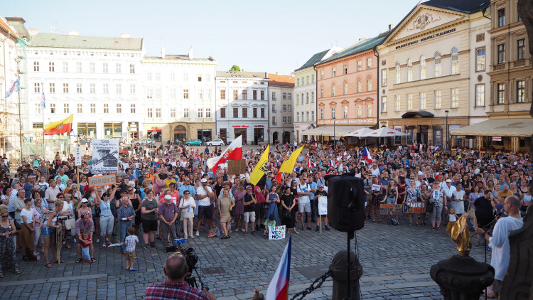 FOTOGALERIE: Na Horní náměstí přišly stovky lidí podpořit nezávilost justice, demonstrovalo se po celé republice