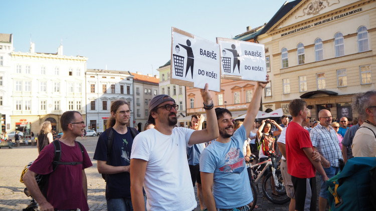 FOTOGALERIE: Na Horní náměstí přišly stovky lidí podpořit nezávilost justice, demonstrovalo se po celé republice
