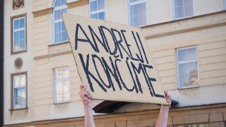 FOTOGALERIE: Na Horní náměstí přišly stovky lidí podpořit nezávilost justice, demonstrovalo se po celé republice