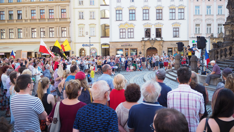 FOTOGALERIE: Na Horní náměstí přišly stovky lidí podpořit nezávilost justice, demonstrovalo se po celé republice