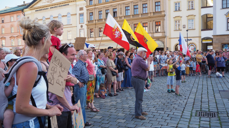 FOTOGALERIE: Na Horní náměstí přišly stovky lidí podpořit nezávilost justice, demonstrovalo se po celé republice