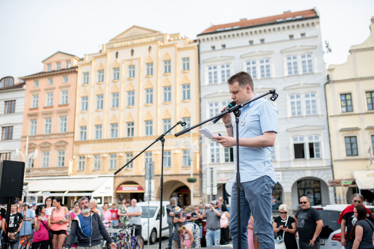 Budějcké náměstí znovu zaplnily stovky lidí.