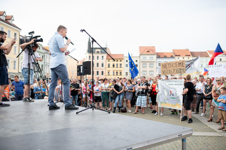 Budějcké náměstí znovu zaplnily stovky lidí.