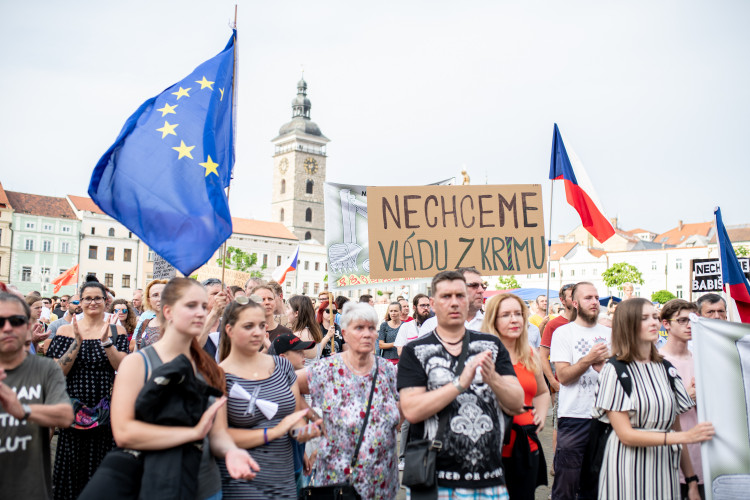 Budějcké náměstí znovu zaplnily stovky lidí.