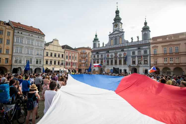 Budějcké náměstí znovu zaplnily stovky lidí.