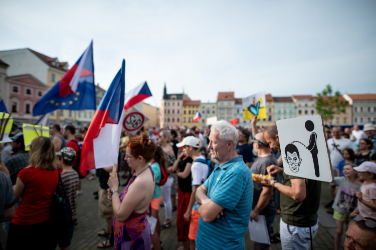 Budějcké náměstí znovu zaplnily stovky lidí.