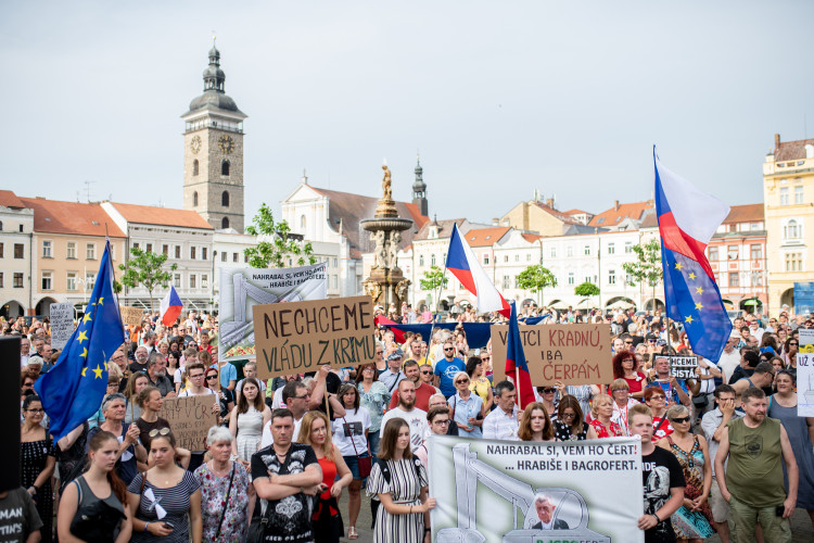 Budějcké náměstí znovu zaplnily stovky lidí.