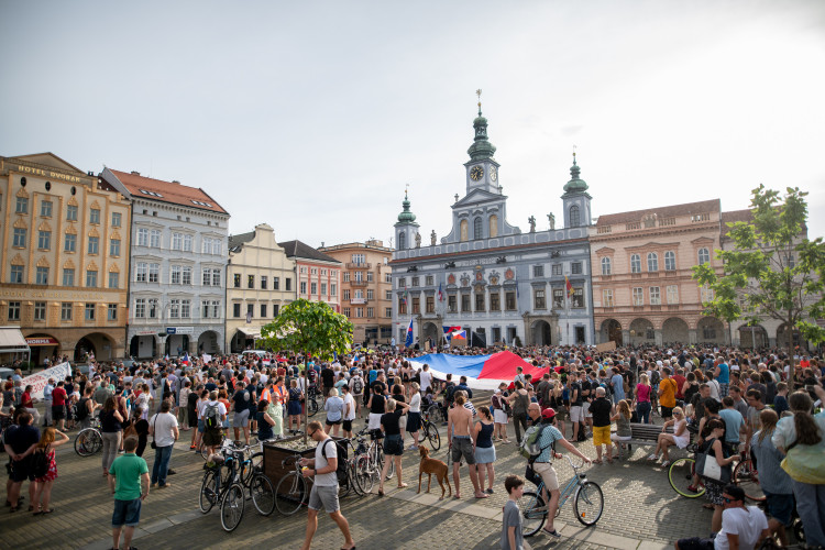 Budějcké náměstí znovu zaplnily stovky lidí.