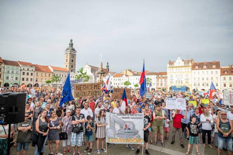 Budějcké náměstí znovu zaplnily stovky lidí.