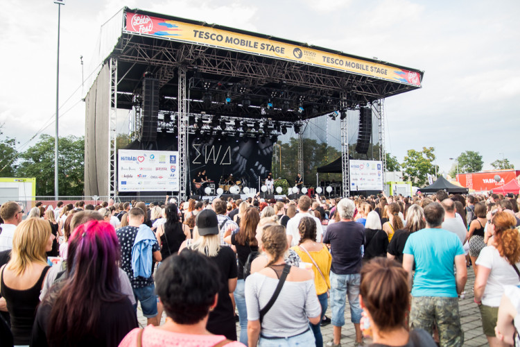 FOTOGALERIE: Létofest letos přilákal davy lidí, neodradily je ani bouřkové mraky a občasný déšť