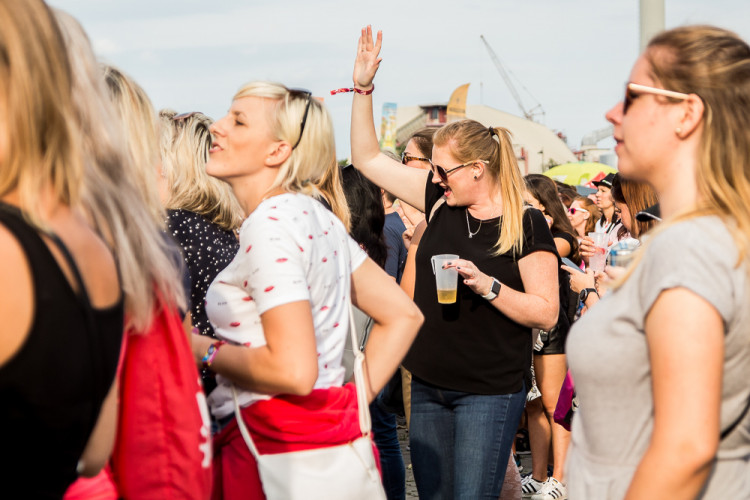 FOTOGALERIE: Létofest letos přilákal davy lidí, neodradily je ani bouřkové mraky a občasný déšť