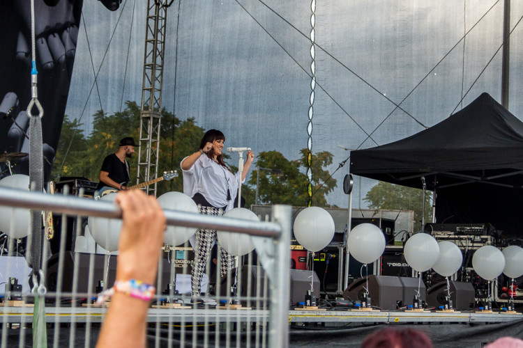 FOTOGALERIE: Létofest letos přilákal davy lidí, neodradily je ani bouřkové mraky a občasný déšť