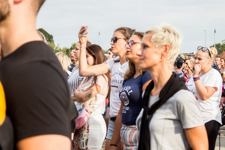 FOTOGALERIE: Létofest letos přilákal davy lidí, neodradily je ani bouřkové mraky a občasný déšť