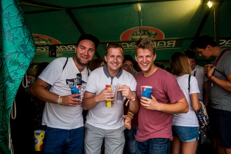 FOTOGALERIE: Létofest letos přilákal davy lidí, neodradily je ani bouřkové mraky a občasný déšť