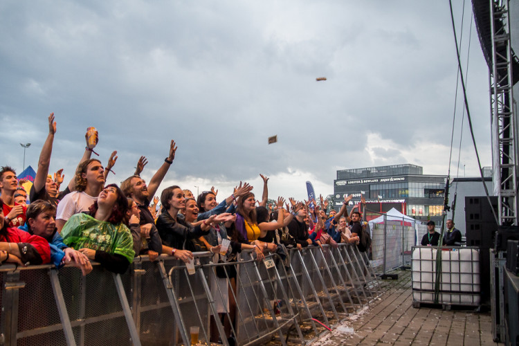 FOTOGALERIE: Létofest letos přilákal davy lidí, neodradily je ani bouřkové mraky a občasný déšť