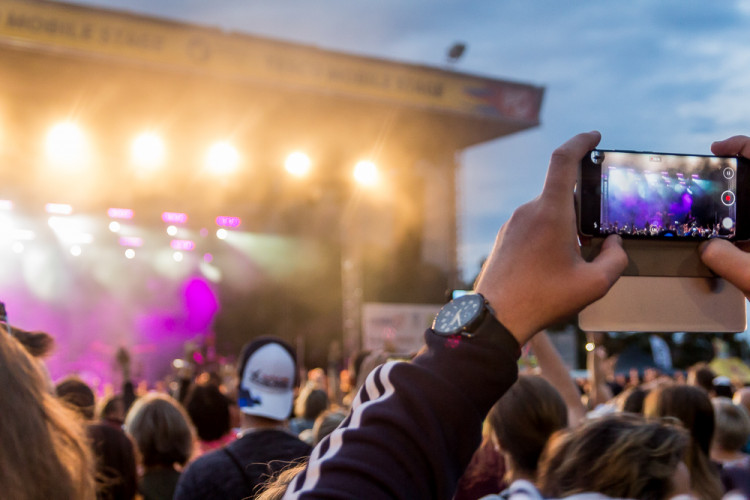 FOTOGALERIE: Létofest letos přilákal davy lidí, neodradily je ani bouřkové mraky a občasný déšť