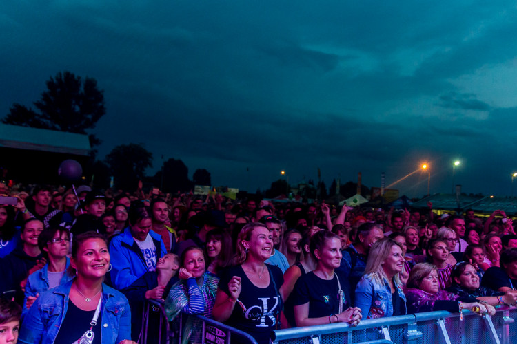 FOTOGALERIE: Létofest letos přilákal davy lidí, neodradily je ani bouřkové mraky a občasný déšť