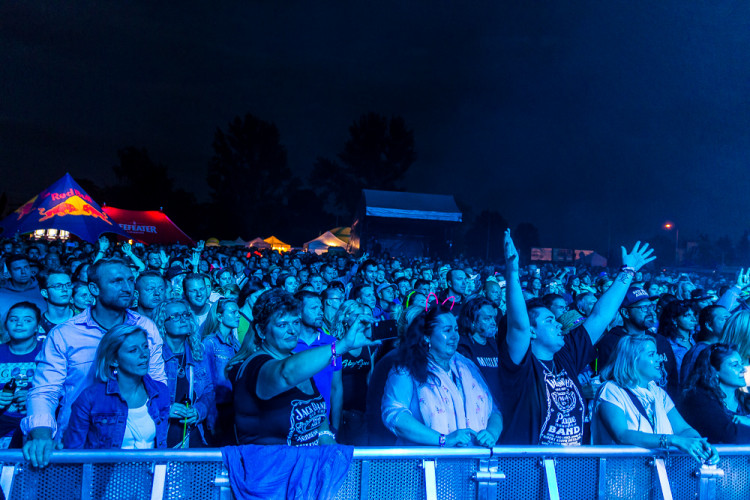 FOTOGALERIE: Létofest letos přilákal davy lidí, neodradily je ani bouřkové mraky a občasný déšť